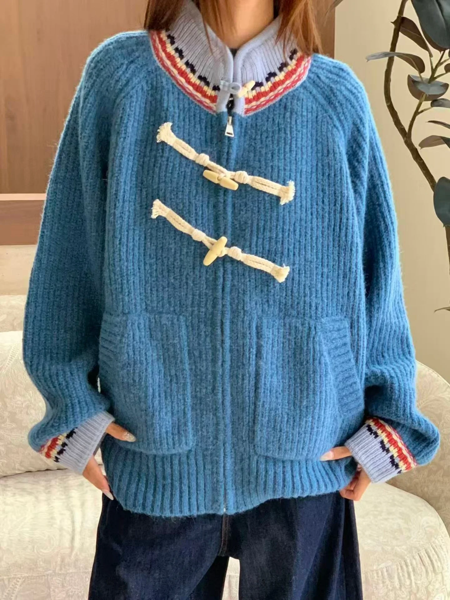 Синий вязаный кардиган из шерстяной смеси с молнией и пуговицами, воротником-стойкой и текстурой с бахромой, женское зимнее пальто
Синий вязаный кардиган из шерстяной смеси с молнией и пуговицами, воротником-стойкой и текстурой с бахромой, женское зимнее пальто