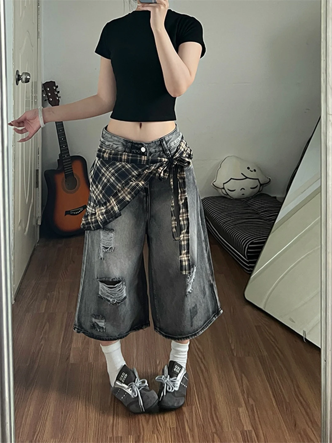 Retro American Distressed Denim Shorts Women's Summer Design Checkered Wide Leg Casual Pants High Waist Zipper Fly Soft Wash
Retro American Distressed Denim Shorts Women's Summer Design Checkered Wide Leg Casual Pants High Waist Zipper Fly Soft Wash