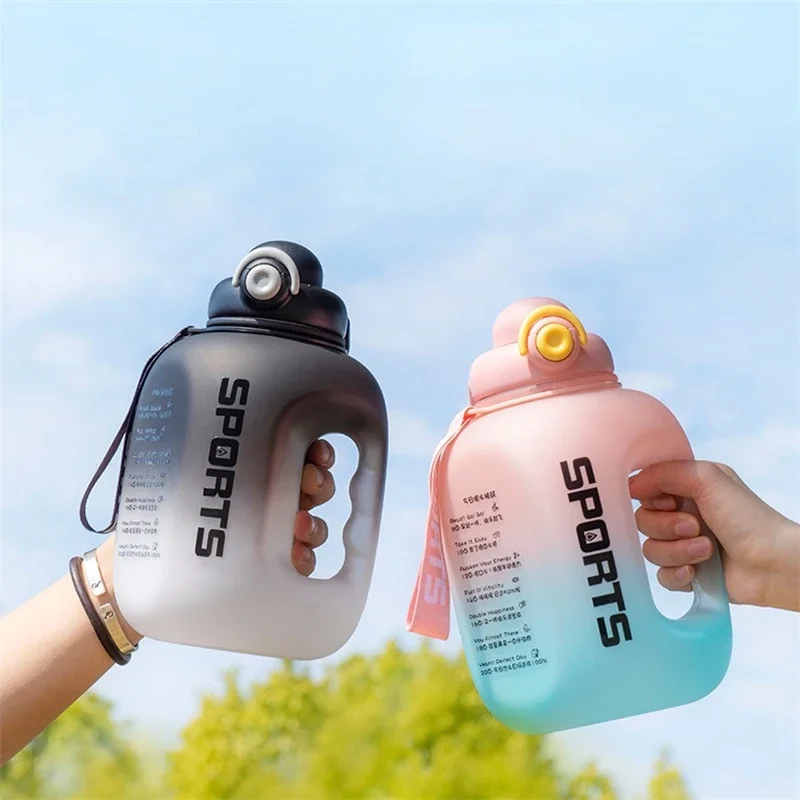 1.6/2.5 L Sports Water Bottle Unisex Large Capacity Outdoor Fitness Water Bottle Portable Carry Handle with Straw and Scale
1.6/2.5 L Sports Water Bottle Unisex Large Capacity Outdoor Fitness Water Bottle Portable Carry Handle with Straw and Scale