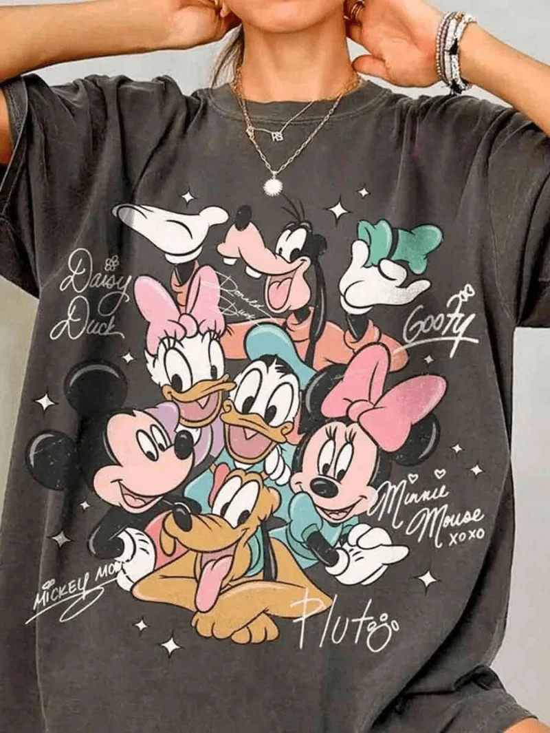 Эта женская летняя хлопковая футболка с лицензией Disney является сувениром для путешествий Disney 2026. Впереди изображены классические персонажи Диснея.
Эта женская летняя хлопковая футболка с лицензией Disney является сувениром для путешествий Disney 2026. Впереди изображены классические персонажи Диснея.