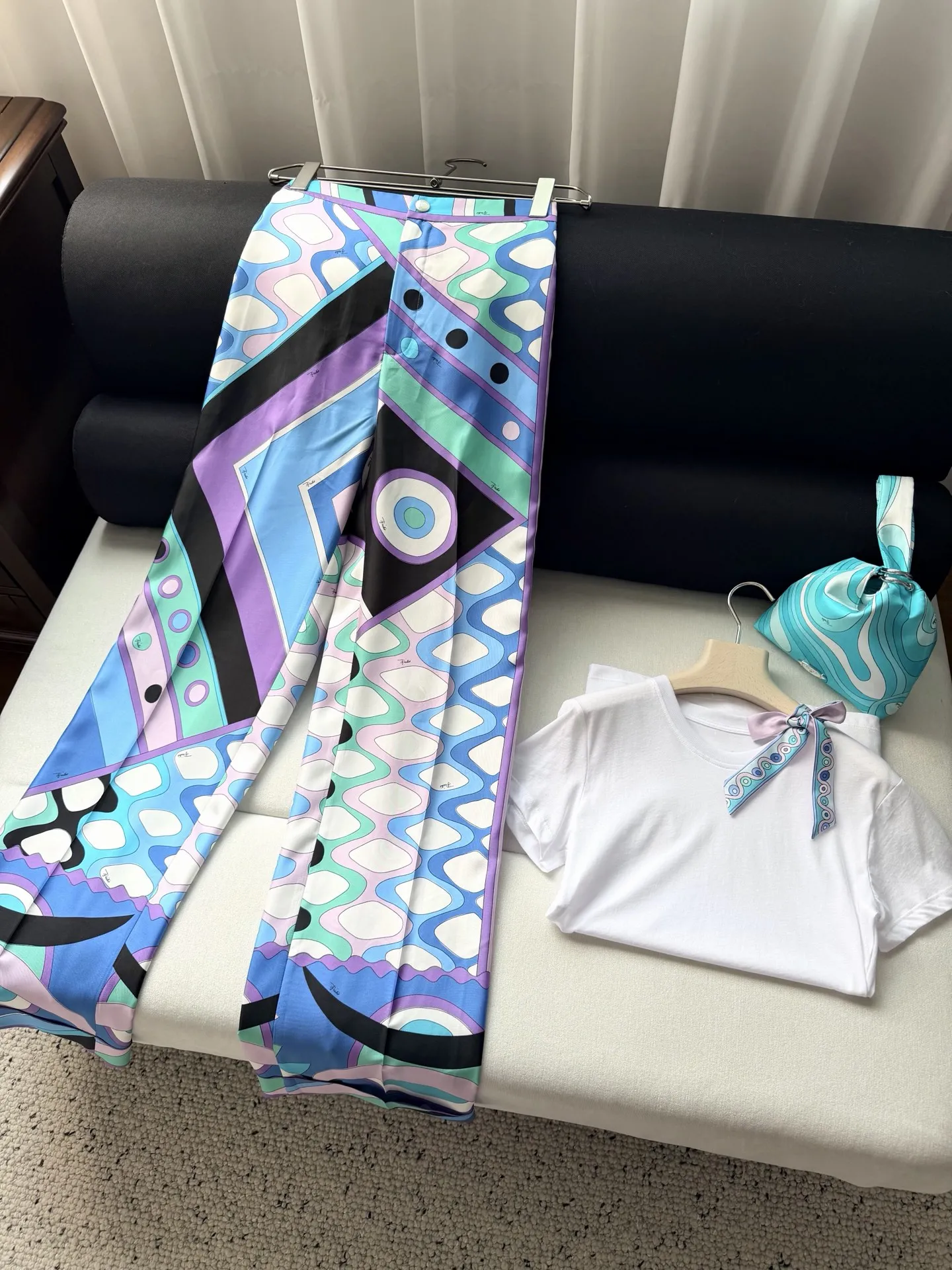 Women Loose Set O-neck Short Sleeve + Wide Legged Pants Top with Ribbon
Women Loose Set O-neck Short Sleeve + Wide Legged Pants Top with Ribbon