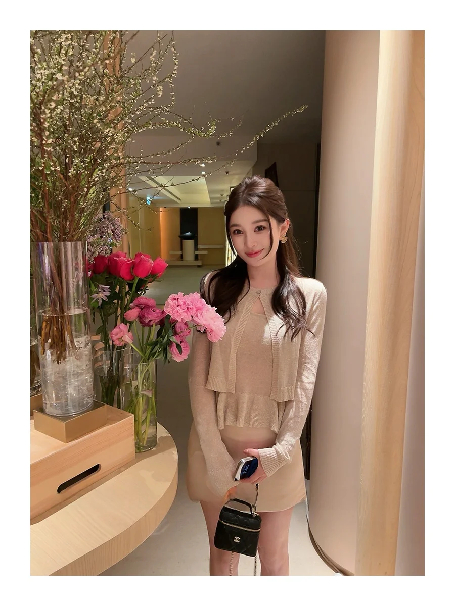 Elegant Knitted Cardigan And Camisole Set PP Human Fish Peninsula Ageless Knitwear Lightweight Fashionable French Style Women...
Elegant Knitted Cardigan And Camisole Set PP Human Fish Peninsula Ageless Knitwear Lightweight Fashionable French Style Women...