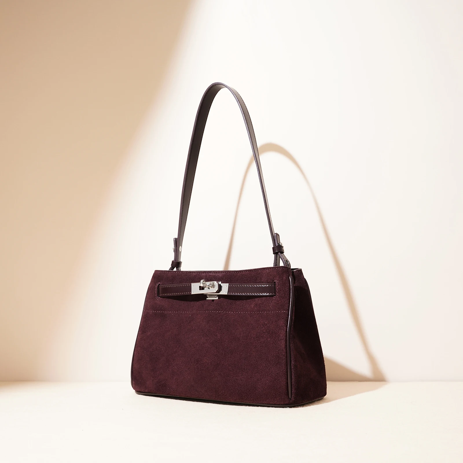 The new ladies' fashionable and luxurious handbags include genuine leather handbags, crossbody bags, canvas handbags and handbag
The new ladies' fashionable and luxurious handbags include genuine leather handbags, crossbody bags, canvas handbags and handbag