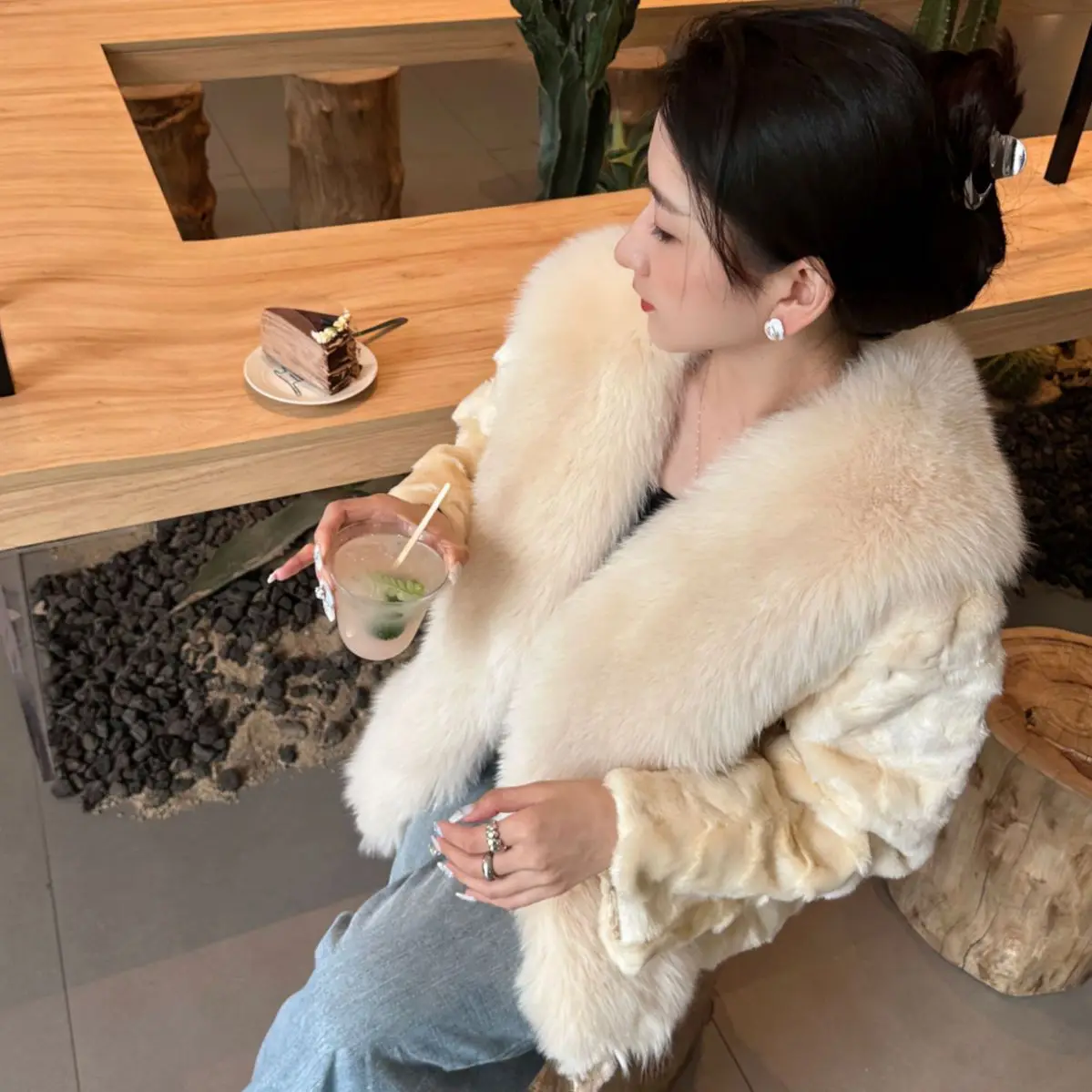 New slimming mink coat, patchwork mink coat, fox fur door collar, light luxury for women in autumn and winter
New slimming mink coat, patchwork mink coat, fox fur door collar, light luxury for women in autumn and winter