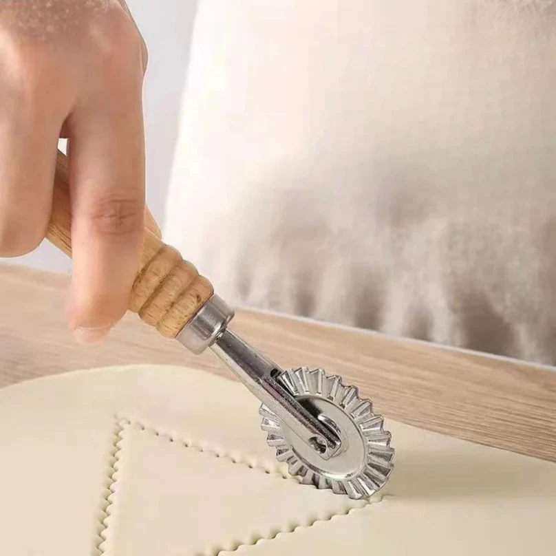 Stainless Dumpling Embossing Side-Embossed Biscuit Mold Hand-Cutting Machine For Baking Pastry Decoration Rolling Wheel Tools
Stainless Dumpling Embossing Side-Embossed Biscuit Mold Hand-Cutting Machine For Baking Pastry Decoration Rolling Wheel Tools