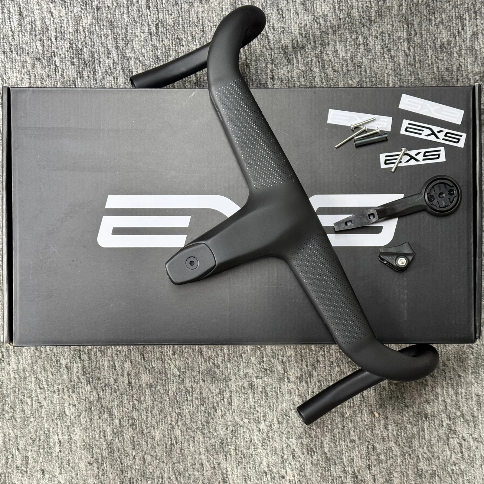 EXS t AeroVer Road bike carbon fiber handle, with integrated carbon fiber 31.8mm adapter, 28.6mm curved handle fully internal
EXS t AeroVer Road bike carbon fiber handle, with integrated carbon fiber 31.8mm adapter, 28.6mm curved handle fully internal