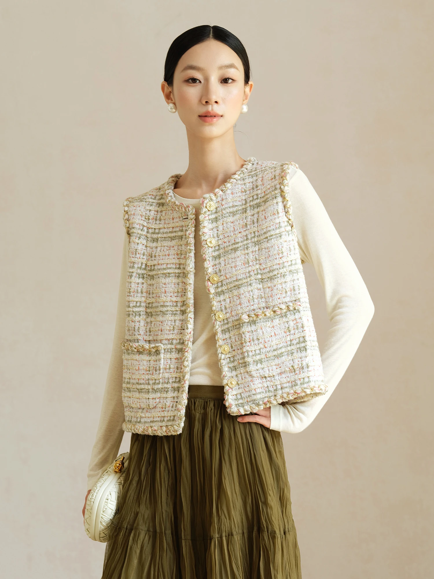 Жилет Ji Qirui из тяжелого шерстяного твида ручной вязки, универсальный, высококачественный, для повседневной носки, с круглым вырезом, на одной пуговице
Жилет Ji Qirui из тяжелого шерстяного твида ручной вязки, универсальный, высококачественный, для повседневной носки, с круглым вырезом, на одной пуговице