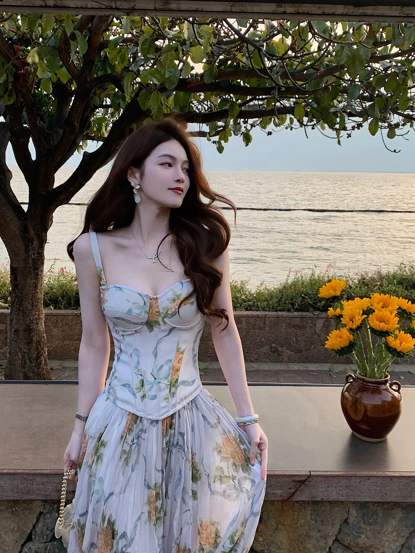 Romantic Floral Heavy Work Strap Top Women's Summer Fashion Set Fishbone Waist Cinching Blouse with Half Skirt Ensemble
Romantic Floral Heavy Work Strap Top Women's Summer Fashion Set Fishbone Waist Cinching Blouse with Half Skirt Ensemble