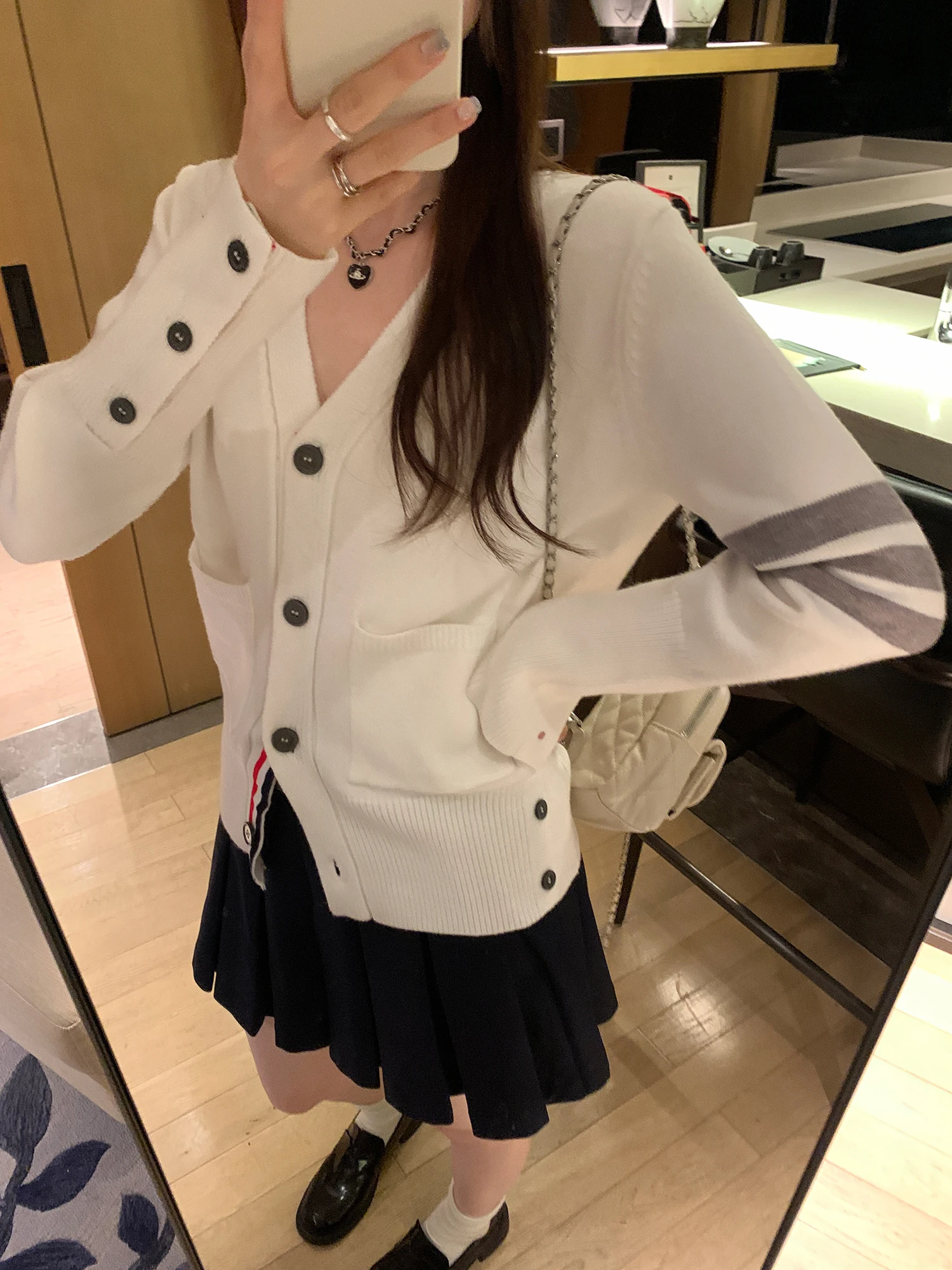 Korean Style White V-Neck Knitted Cardigan Sweater Women's Autumn New High Awareness Miu Series Top Loose Fit Casual Wear
Korean Style White V-Neck Knitted Cardigan Sweater Women's Autumn New High Awareness Miu Series Top Loose Fit Casual Wear