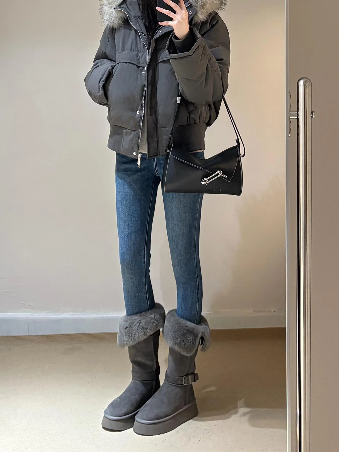 Ретро-джинсы синие зауженные к низу, женские, весна 2026, новинка, с высокой талией, зауженные, повседневные джинсовые брюки, подходят для ношения с сапогами
Ретро-джинсы синие зауженные к низу, женские, весна 2026, новинка, с высокой талией, зауженные, повседневные джинсовые брюки, подходят для ношения с сапогами