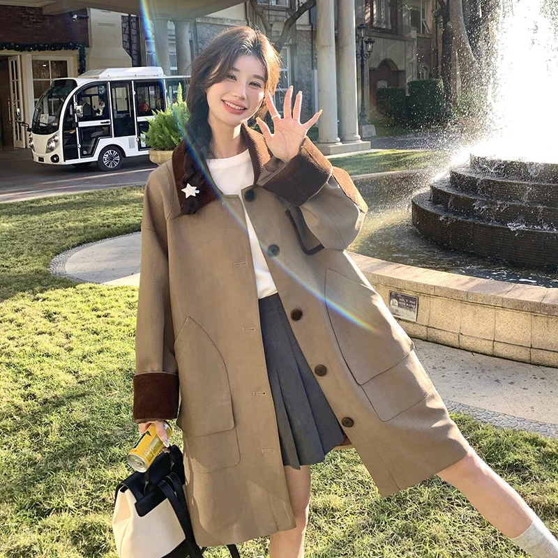 SuperAen цвета хаки, вельветовые лоскутные пальто с воротником-поло, женские весенне-осенние пальто 2026, новый дизайн, повседневное пальто средней длины со свободной талией
SuperAen цвета хаки, вельветовые лоскутные пальто с воротником-поло, женские весенне-осенние пальто 2026, новый дизайн, повседневное пальто средней длины со свободной талией