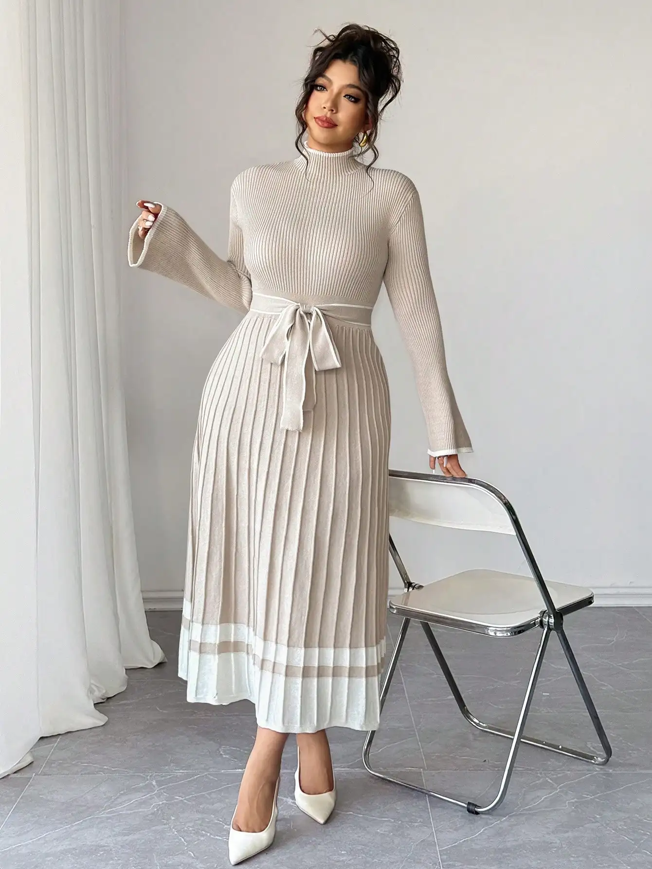 Plus Size Knitted High Neck Flare Sleeve Midi Dress with Belt
Plus Size Knitted High Neck Flare Sleeve Midi Dress with Belt