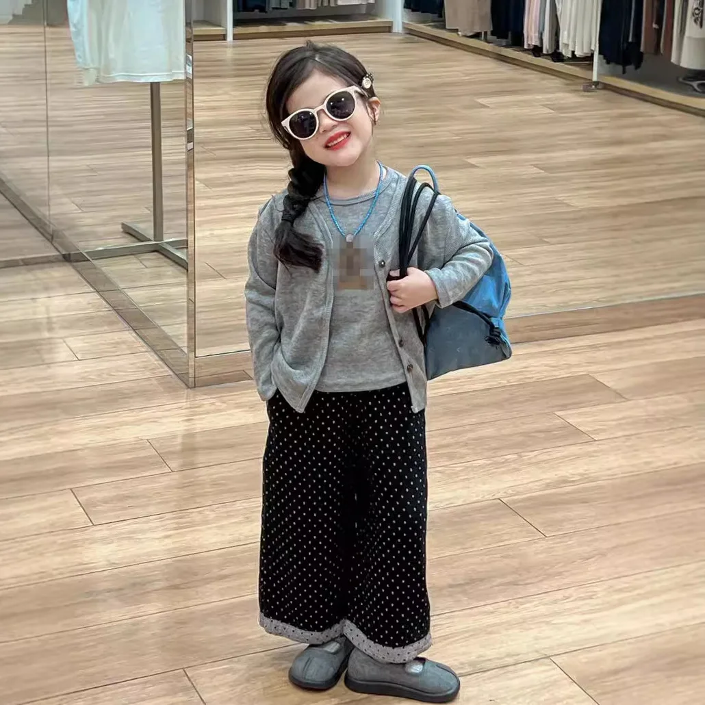Girls Suit 2024 Autumn New Childrens Wear Korean Style Baby Girl Bear Vest Cardigan Wave Point Wide-leg Pants Three-piece Set
Girls Suit 2024 Autumn New Childrens Wear Korean Style Baby Girl Bear Vest Cardigan Wave Point Wide-leg Pants Three-piece Set