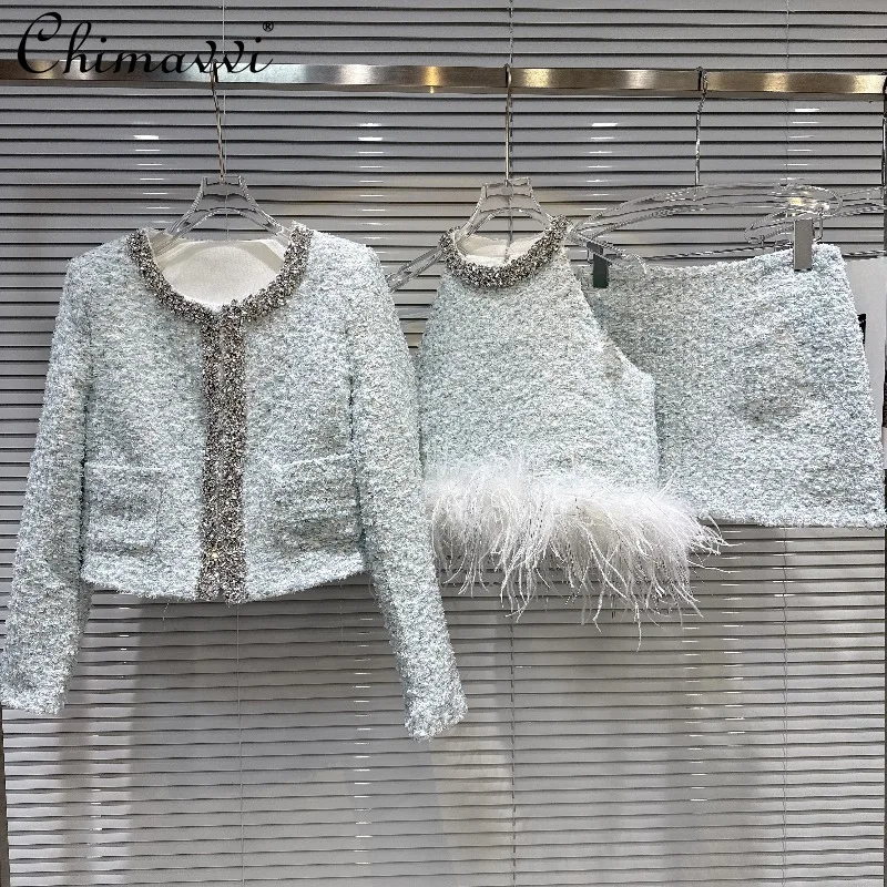 Осенняя одежда 2025 года, новая тяжелая твидовая короткая куртка с длинными рукавами + жилет с лямкой на шее с перьями, топ + короткая юбка, комплект женской одежды
Осенняя одежда 2025 года, новая тяжелая твидовая короткая куртка с длинными рукавами + жилет с лямкой на шее с перьями, топ + короткая юбка, комплект женской одежды