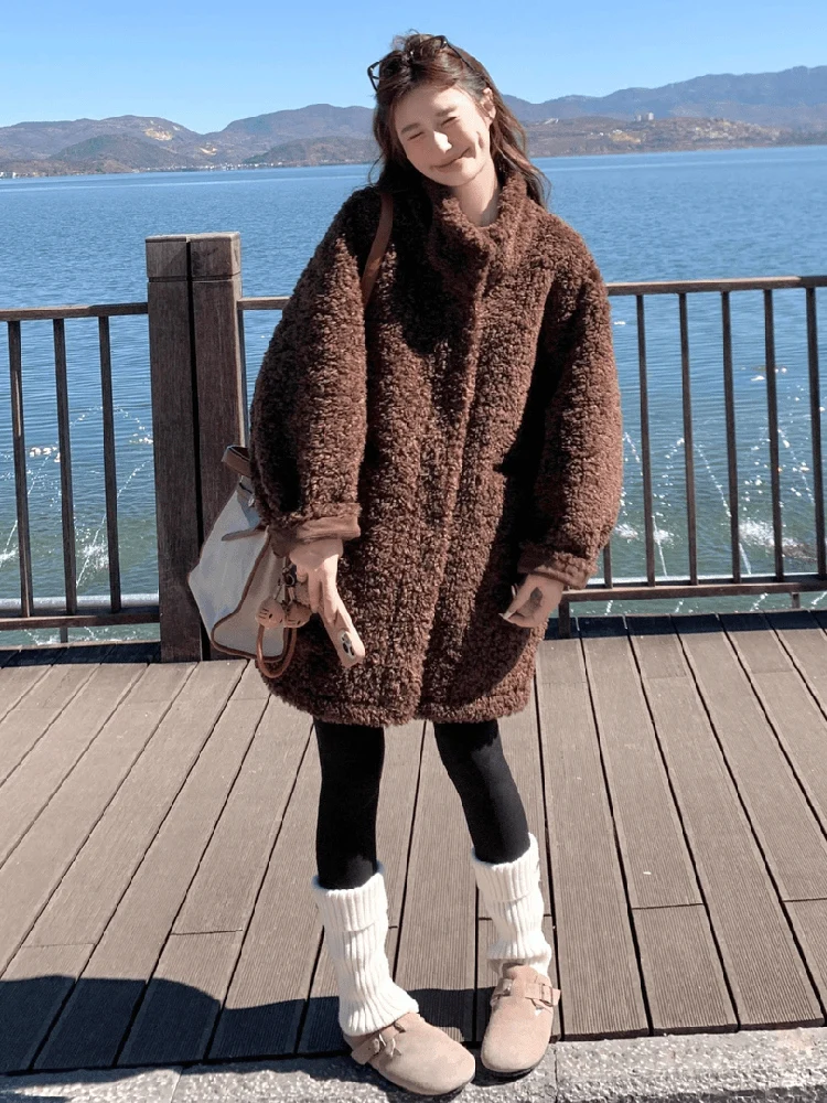 Teddy Bear Women's Long Coat Lamb Fur Collar Mid-Length Loose Fit Leather And Fur Inteated Autumn Winter Warm Outerwear
Teddy Bear Women's Long Coat Lamb Fur Collar Mid-Length Loose Fit Leather And Fur Inteated Autumn Winter Warm Outerwear