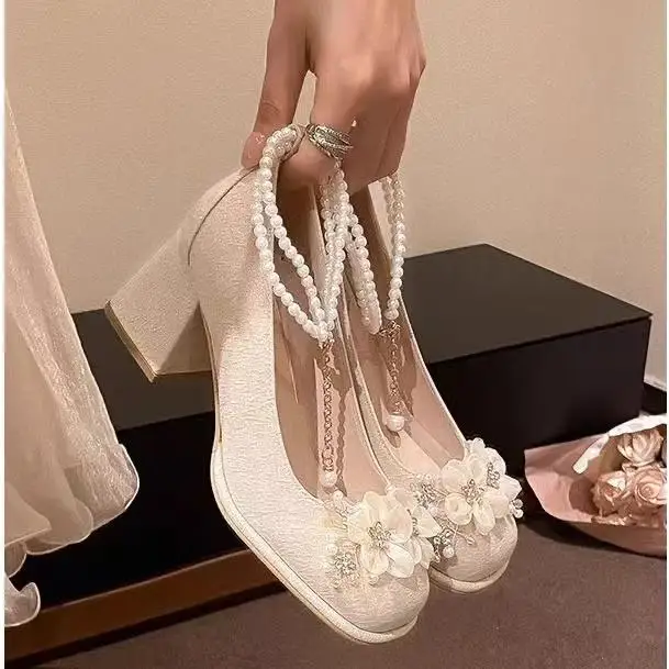 New Chinese Style Wedding Shoes for Women Large Size High Heels Qipao Show Heel Thick Heel Flower Bead Buckle Fashionable Sin...
New Chinese Style Wedding Shoes for Women Large Size High Heels Qipao Show Heel Thick Heel Flower Bead Buckle Fashionable Sin...