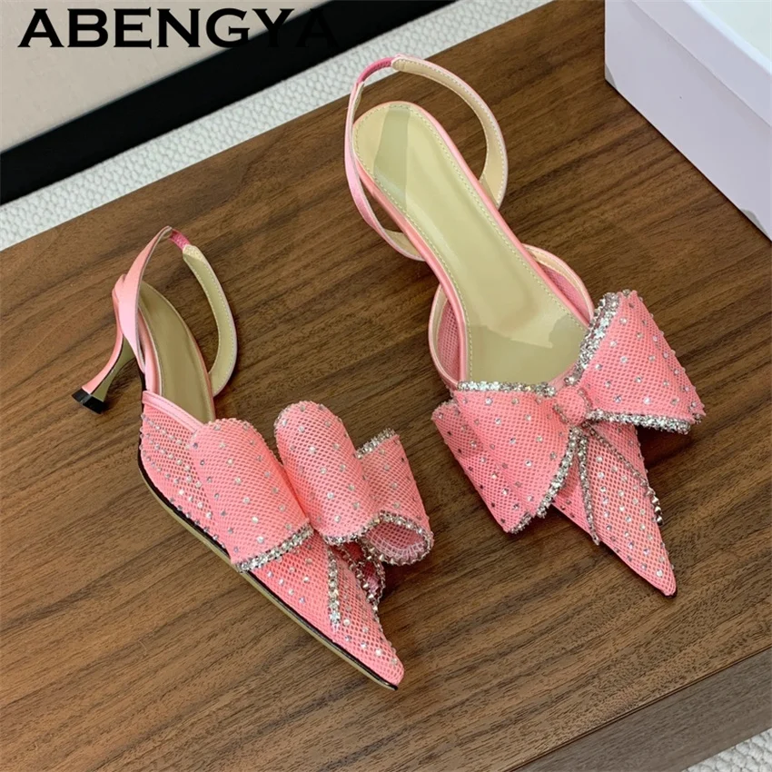 2026 Summer Trendy New Lace Pointy Toe Sexy Stiletto Sandals Woman Bow Crystal Inlay Kitten Heel Sandals for Women Bride Shoes
2026 Summer Trendy New Lace Pointy Toe Sexy Stiletto Sandals Woman Bow Crystal Inlay Kitten Heel Sandals for Women Bride Shoes