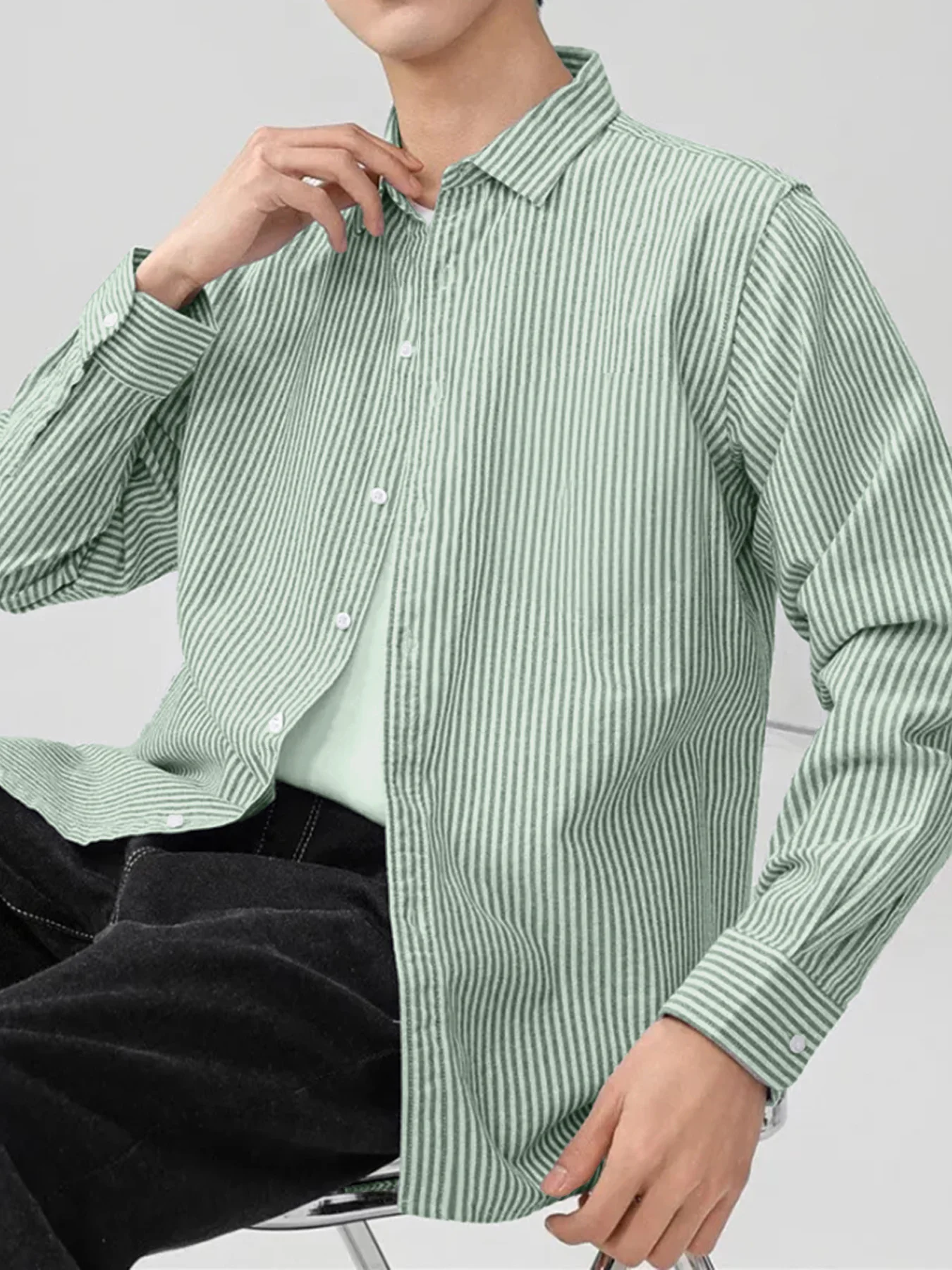 Весенне-осенняя новая полосатая рубашка для мужчин, повседневная одежда на раннюю весну, модная полосатая рубашка с длинными рукавами высокого класса.
Весенне-осенняя новая полосатая рубашка для мужчин, повседневная одежда на раннюю весну, модная полосатая рубашка с длинными рукавами высокого класса.