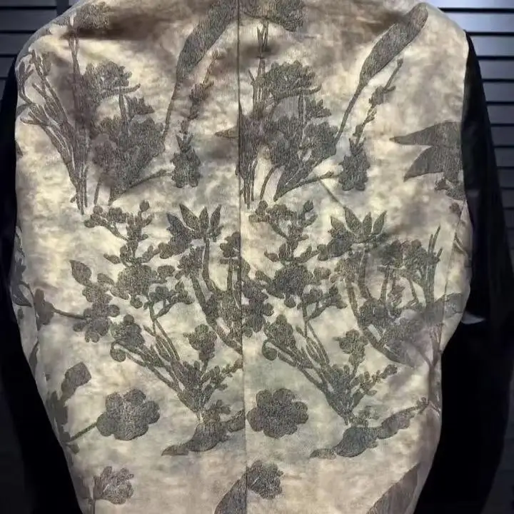 Новая китайская осенне-зимняя мужская модная легкая роскошная повседневная высококачественная верхняя одежда без воротника в стиле пэчворк 
Новая китайская осенне-зимняя мужская модная легкая роскошная повседневная высококачественная верхняя одежда без воротника в стиле пэчворк