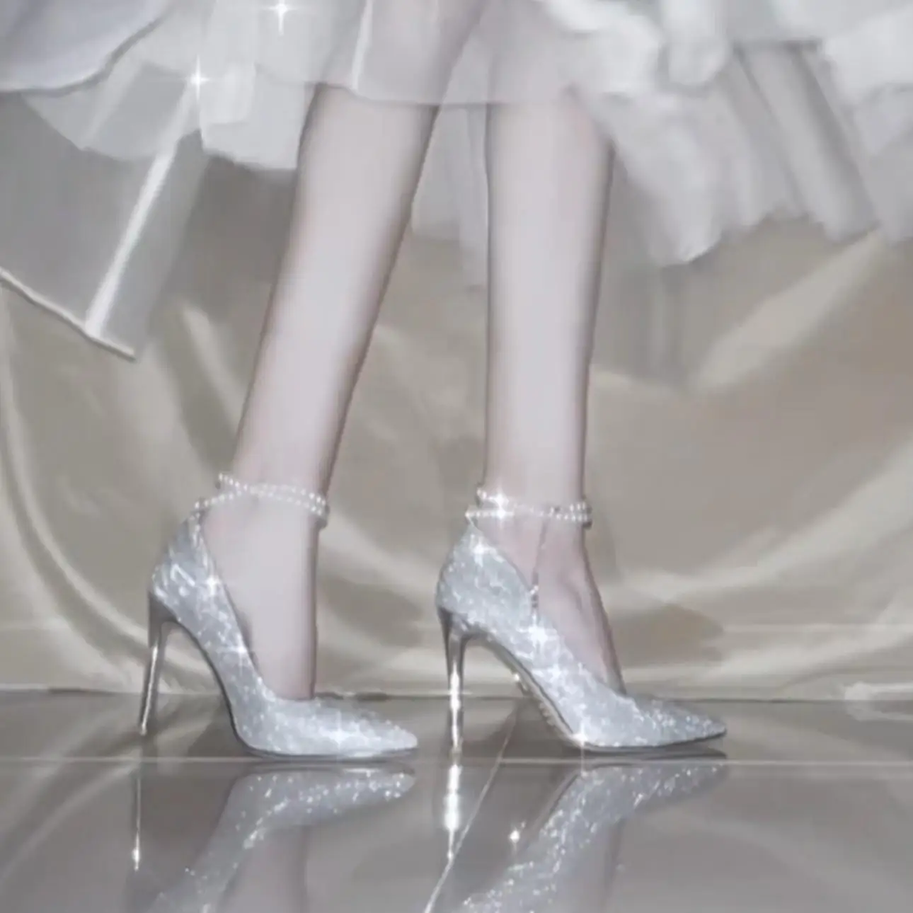 iny Silver Crystal Wedding oes High Heel Single oes Pearl Bule Strap Evening Par Brideom oes Faionable Korea...
iny Silver Crystal Wedding oes High Heel Single oes Pearl Bule Strap Evening Par Brideom oes Faionable Korea...