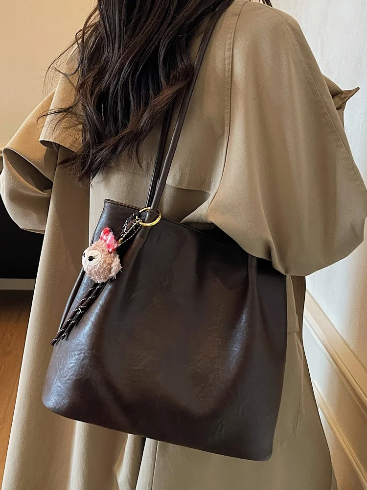 Ретро коврик, женская большая сумка через плечо Capaci, большая сумка, пригородная сумка из мягкой искусственной кожи, для повседневного использования, чистый цвет
Ретро коврик, женская большая сумка через плечо Capaci, большая сумка, пригородная сумка из мягкой искусственной кожи, для повседневного использования, чистый цвет