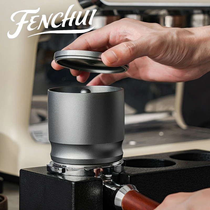 Fenchui 58mm Aluminum Alloy Espresso Dosing Cup Portable Coffee Grinder Powder Cup Home Barista Cafe Coffee Brewing Accessory
Fenchui 58mm Aluminum Alloy Espresso Dosing Cup Portable Coffee Grinder Powder Cup Home Barista Cafe Coffee Brewing Accessory