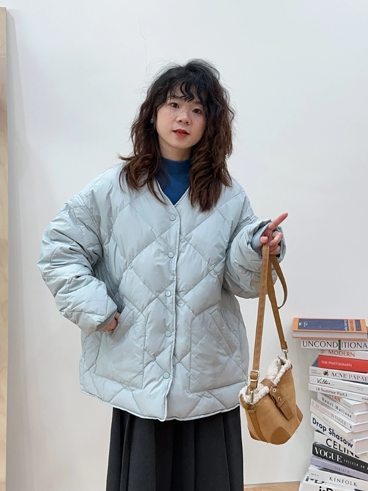 Утепленный пуховый жилет теплого белого цвета с V-образным вырезом и ромбовидной строчкой, модный дизайн, с принтом «Скорпион в бутылке с водой», на одной пуговице
Утепленный пуховый жилет теплого белого цвета с V-образным вырезом и ромбовидной строчкой, модный дизайн, с принтом «Скорпион в бутылке с водой», на одной пуговице