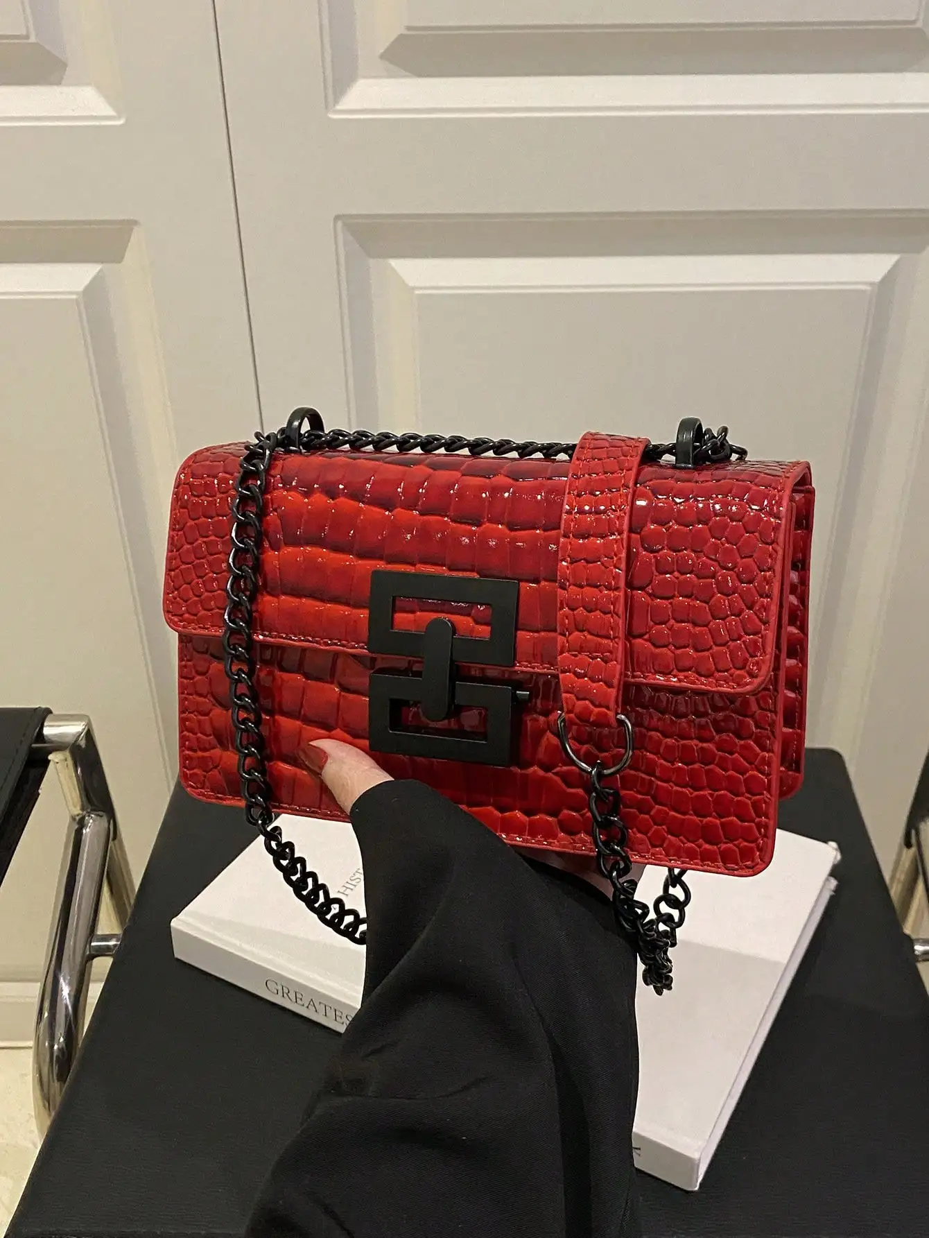 Mini Fashionable Women's Retro Shoulder Bag, Metal Chain Lightweight Crossbody Bag, PU Material, Casual Flap Square Bag
Mini Fashionable Women's Retro Shoulder Bag, Metal Chain Lightweight Crossbody Bag, PU Material, Casual Flap Square Bag