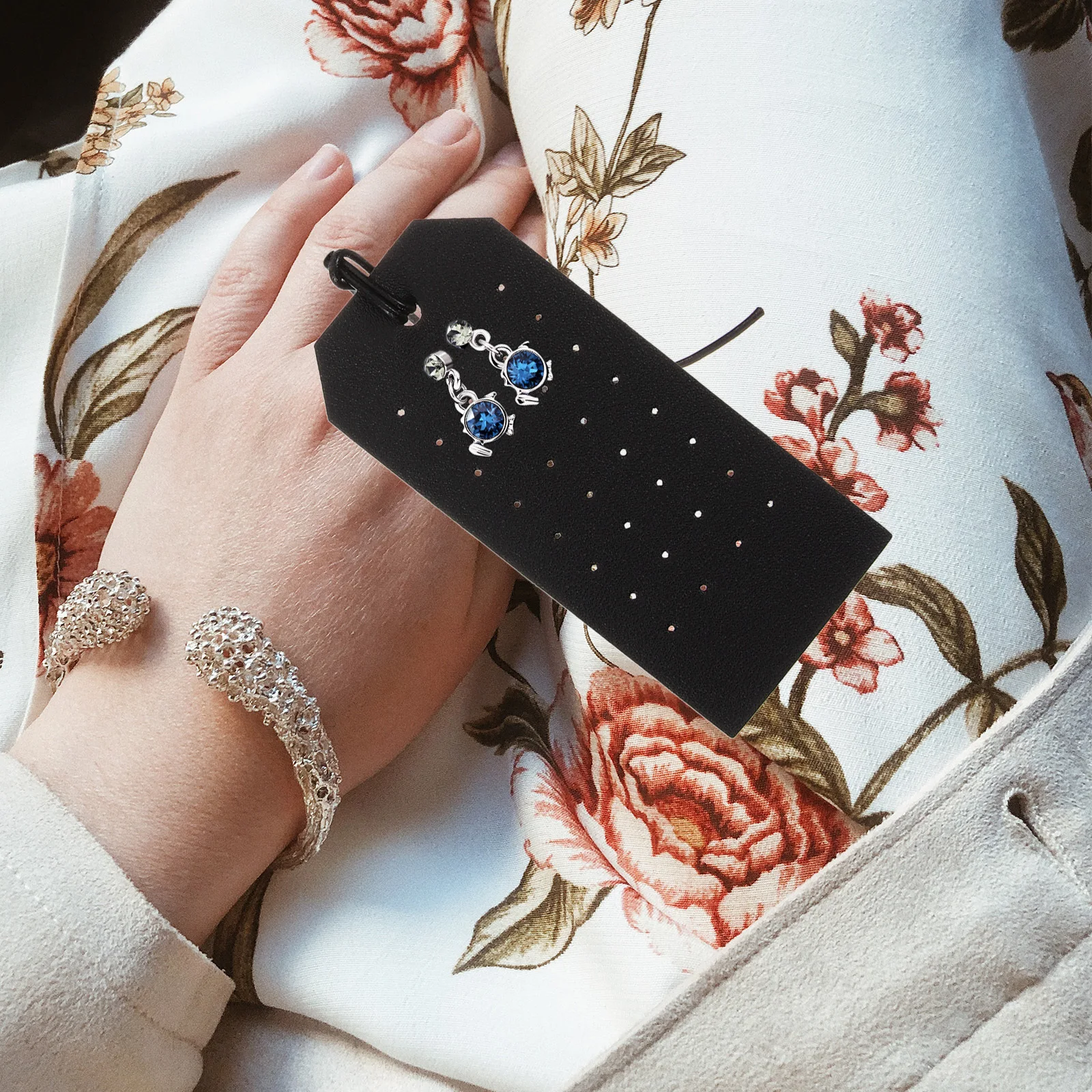 Earring Display Card Double Sided PU Holder for Earrings Multiple Pairs Jewelry Packaging Earring Display Cards
Earring Display Card Double Sided PU Holder for Earrings Multiple Pairs Jewelry Packaging Earring Display Cards