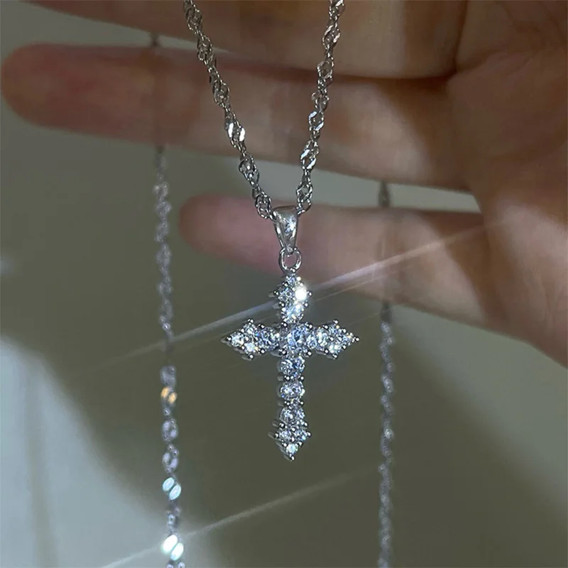 Luxury-inspired ultra-shimmering cross pendant necklace for women Designer-inspired niche style, minimalist and versatile 
Luxury-inspired ultra-shimmering cross pendant necklace for women Designer-inspired niche style, minimalist and versatile