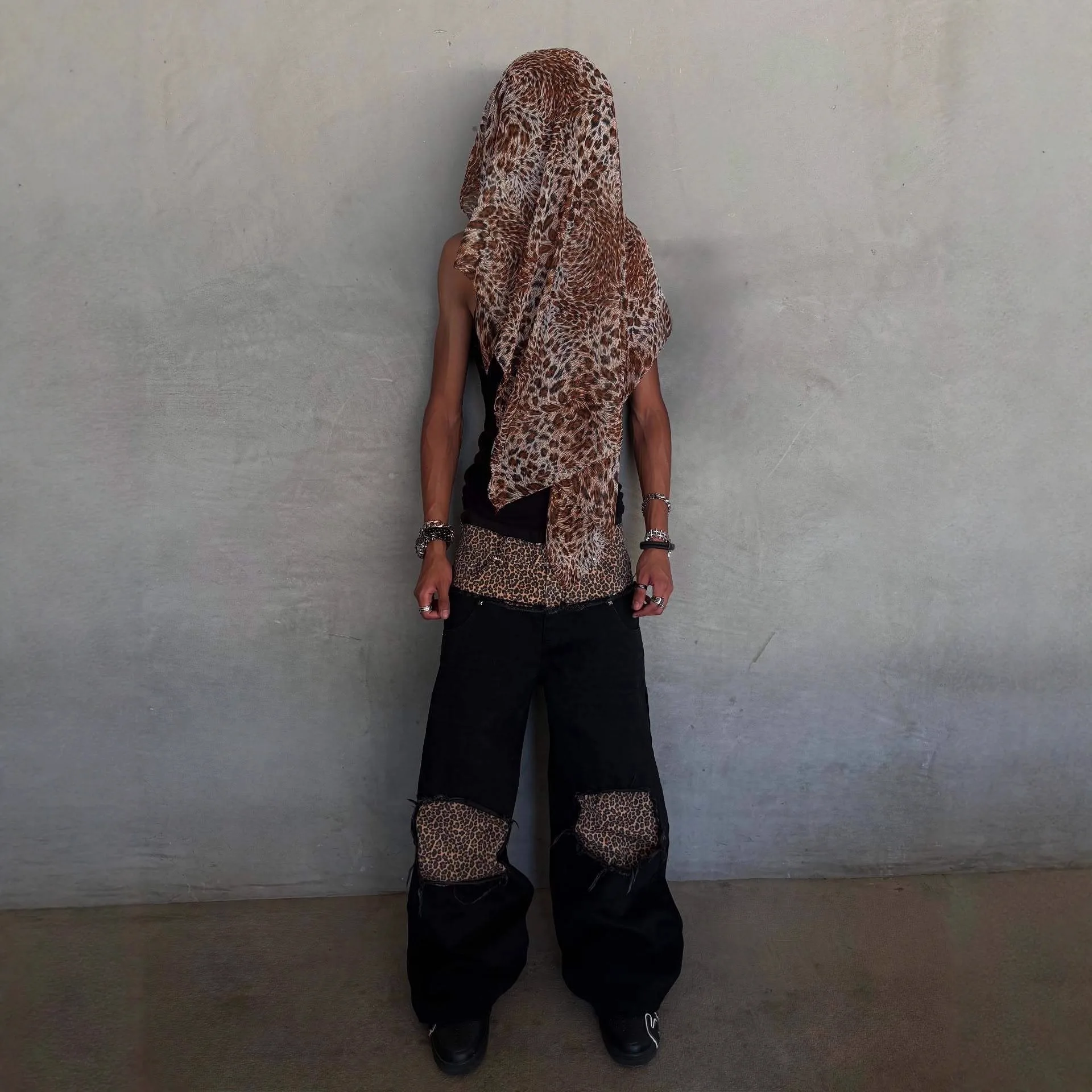 Новый перфорированный дизайн в стиле ретро с леопардовым принтом, модные, свободные, персонализированные, темные джинсы, хип-хоп
Новый перфорированный дизайн в стиле ретро с леопардовым принтом, модные, свободные, персонализированные, темные джинсы, хип-хоп