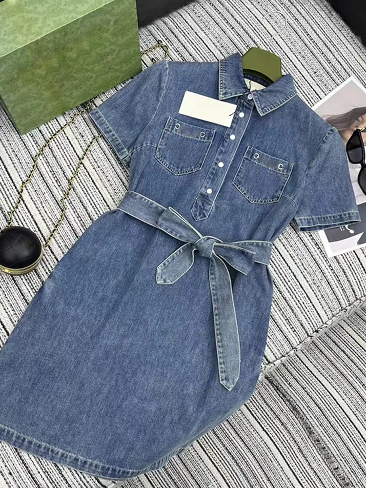 Designer lapel pullover metal chain pocket lace-up waist cowboy dress 2024 summer women's new fashion straight skirt
Designer lapel pullover metal chain pocket lace-up waist cowboy dress 2024 summer women's new fashion straight skirt
