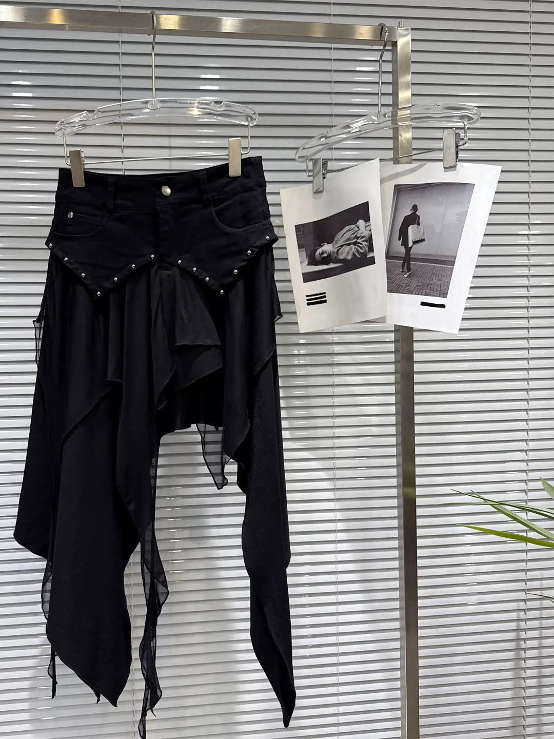 Retro Metal Rivet Denim Mesh Splice Split Half Skirt Trendy Commute Style Low Waist Asymmetrical Skirt for Young Women
Retro Metal Rivet Denim Mesh Splice Split Half Skirt Trendy Commute Style Low Waist Asymmetrical Skirt for Young Women