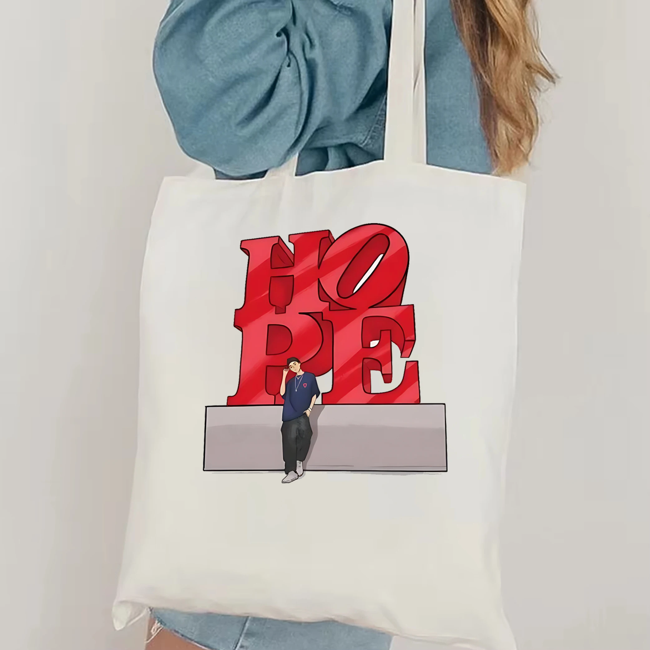 Сумка-тоут Hope On The Street Kpop Tote Bag J-HOPE, холщовая сумка с принтом, женская повседневная модная сумка через плечо, подарочная сумка для фанатов, товары Kpop
Сумка-тоут Hope On The Street Kpop Tote Bag J-HOPE, холщовая сумка с принтом, женская повседневная модная сумка через плечо, подарочная сумка для фанатов, товары Kpop