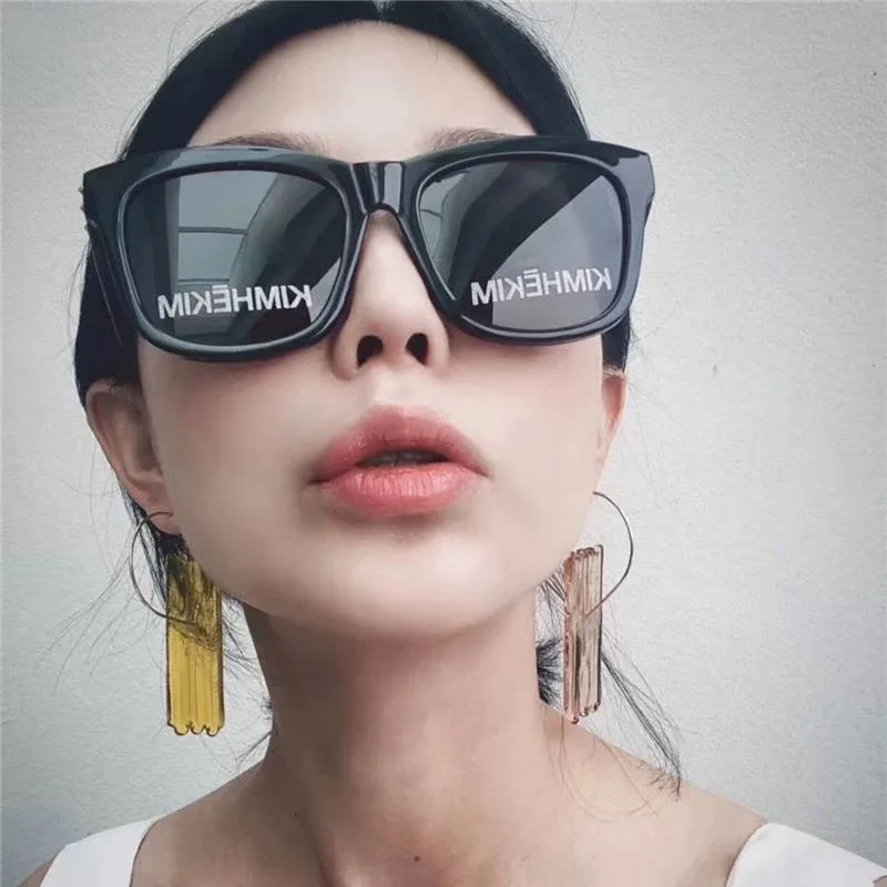 2022 New Sunglasses Women Letter Love Lens Wide Frame Kimhekim Female Polarized Light Luxury Sunglasses for Men Gafas De Sol
2022 New Sunglasses Women Letter Love Lens Wide Frame Kimhekim Female Polarized Light Luxury Sunglasses for Men Gafas De Sol
