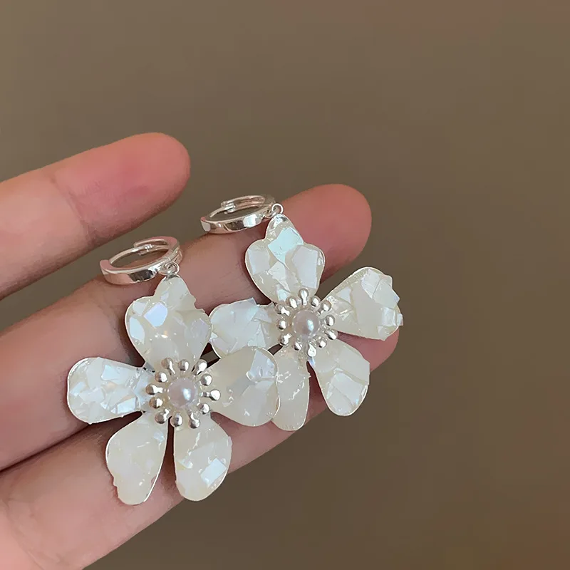 Minar Elegant White Irregular Natural Shell Imitation Pearl Flower Hoop Earrings for Women Silver Plated Copper Beach Jewelry
Minar Elegant White Irregular Natural Shell Imitation Pearl Flower Hoop Earrings for Women Silver Plated Copper Beach Jewelry