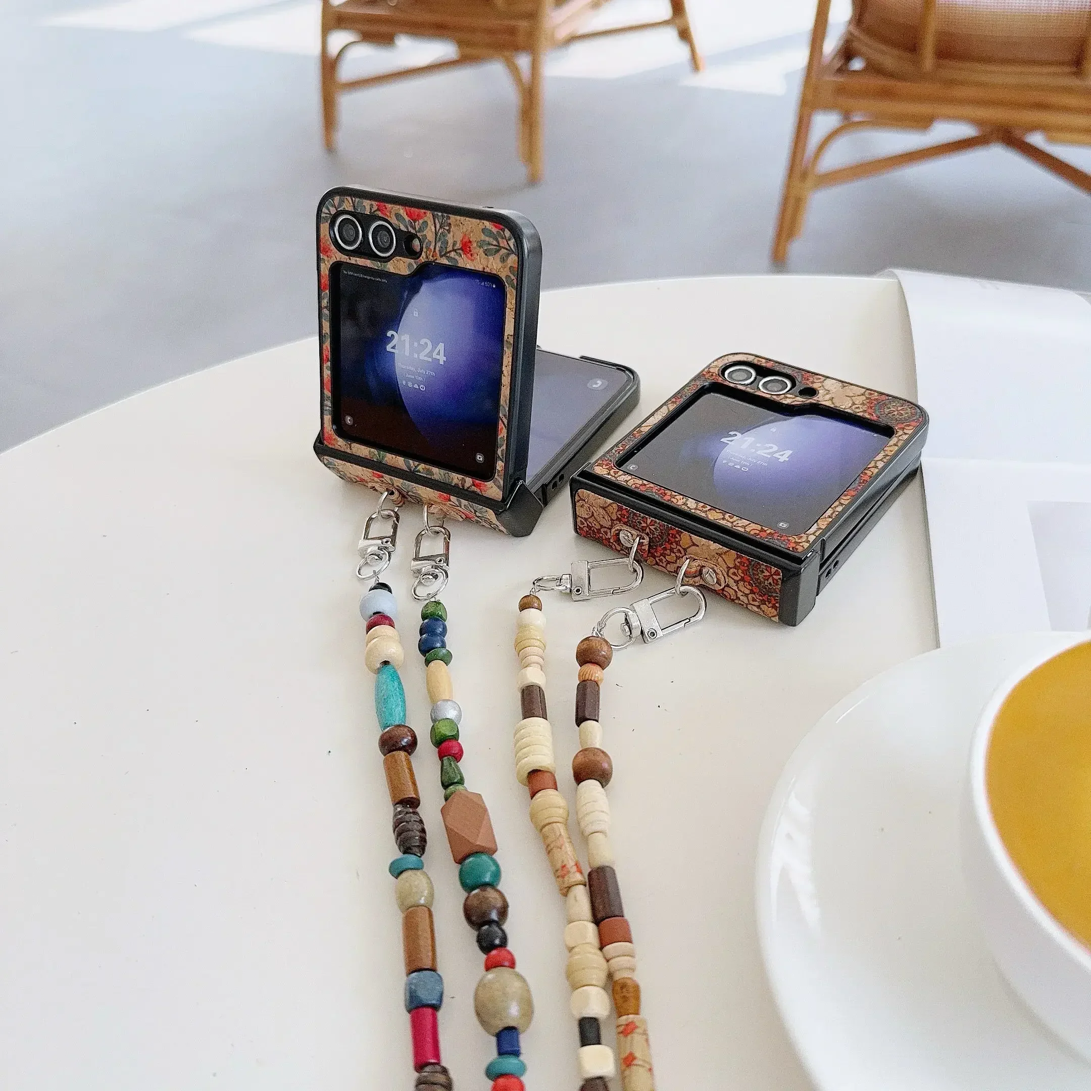 Retro Floral Prints Crossbody Lanyard PU Leather Cover with Glitter Bead for Samsung Galaxy Z Flip 6 5 4 3 Phone Case
Retro Floral Prints Crossbody Lanyard PU Leather Cover with Glitter Bead for Samsung Galaxy Z Flip 6 5 4 3 Phone Case