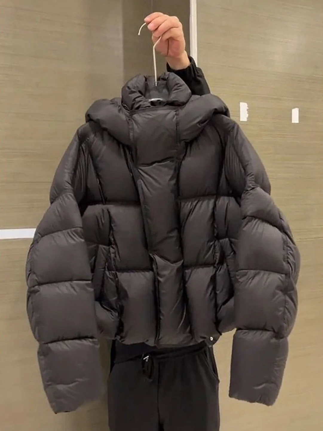 Модная короткая черная хлопковая куртка для женщин, зимняя, новый дизайн, свободный крой, теплая, удобная, в корейском стиле, с длинными рукавами
Модная короткая черная хлопковая куртка для женщин, зимняя, новый дизайн, свободный крой, теплая, удобная, в корейском стиле, с длинными рукавами