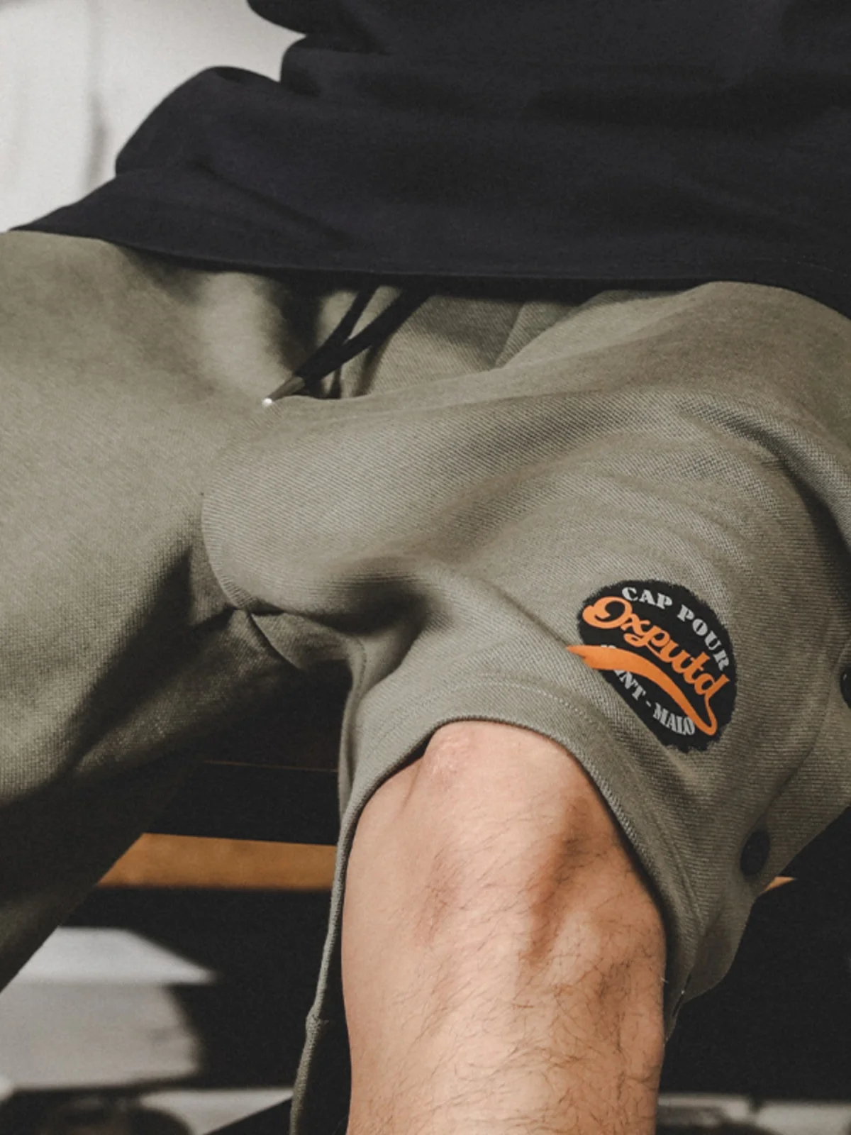 Американский Sle, повседневные тяжелые рта, мужские летние трендовые трикотажные спортивные штаны с пятью точками и пуговицами, свободные прямые брюки
Американский Sle, повседневные тяжелые рта, мужские летние трендовые трикотажные спортивные штаны с пятью точками и пуговицами, свободные прямые брюки