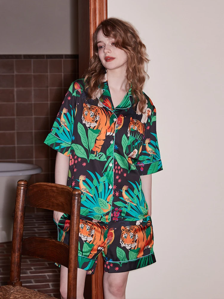 Women Tiger Monkey Print Pajamas Ins Style Ice Silk 2-Piece Set Summer Shorts Sleepwear Short Sleeves Cardigan Thin Home Clothes
Women Tiger Monkey Print Pajamas Ins Style Ice Silk 2-Piece Set Summer Shorts Sleepwear Short Sleeves Cardigan Thin Home Clothes