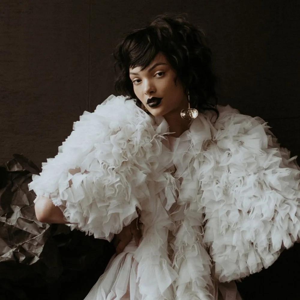 White Ruffles Trimmed Tulle Short Women Jacekt With Half Sleeves Wedding Bridal Jacket Cape Female Outerwear Coats
White Ruffles Trimmed Tulle Short Women Jacekt With Half Sleeves Wedding Bridal Jacket Cape Female Outerwear Coats