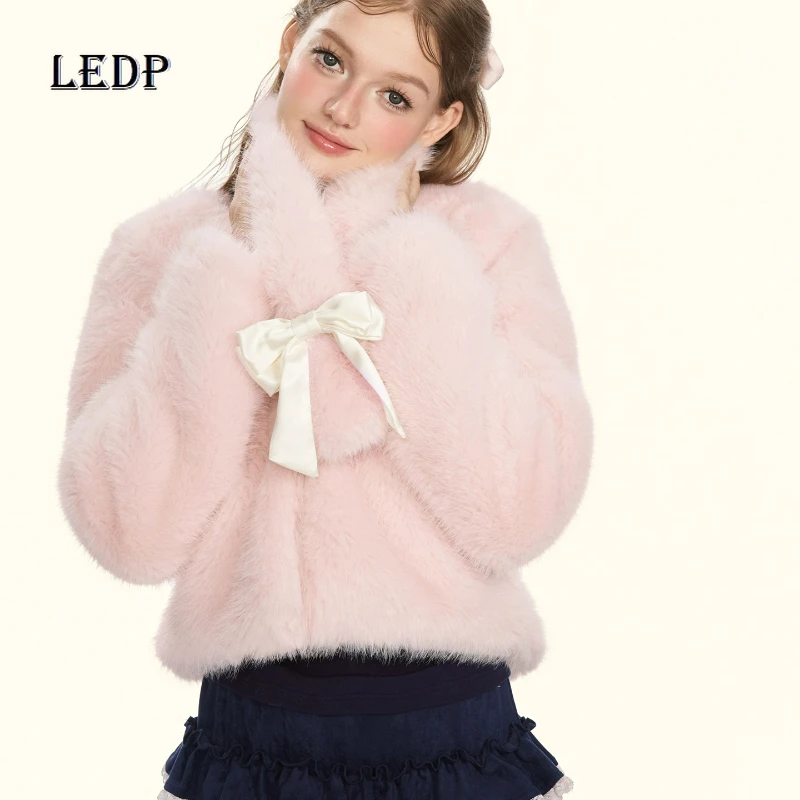 French Design Pink Scarf Warm Short Women's Coats 2025 Autumn Winter New Sweet Cute Temperament Eco-Friendly Fur Coat Ladies
French Design Pink Scarf Warm Short Women's Coats 2025 Autumn Winter New Sweet Cute Temperament Eco-Friendly Fur Coat Ladies
