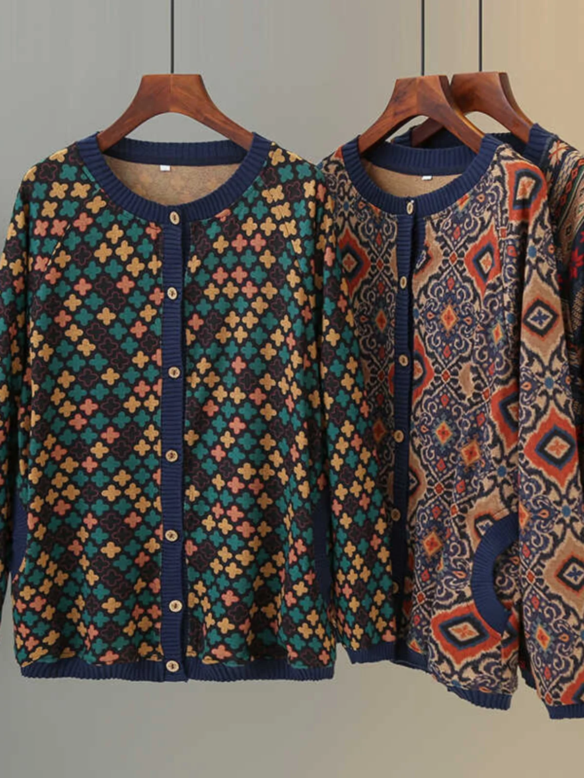 Spring Autumn Fashion Knitted Sweater round Neck Embroidery Single Button Large Size Outerwear for Middle-Aged And Elderly Women
Spring Autumn Fashion Knitted Sweater round Neck Embroidery Single Button Large Size Outerwear for Middle-Aged And Elderly Women