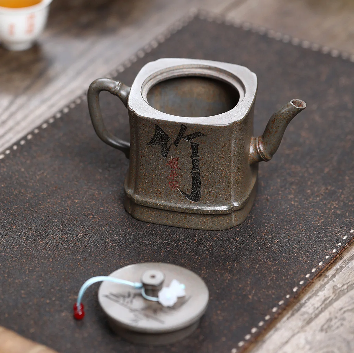 Handmade Yixing Purple Clay Teapot Famous Card Cover Ore Crabshell Green Square Bamboo High-End Exquisite 300C
Handmade Yixing Purple Clay Teapot Famous Card Cover Ore Crabshell Green Square Bamboo High-End Exquisite 300C