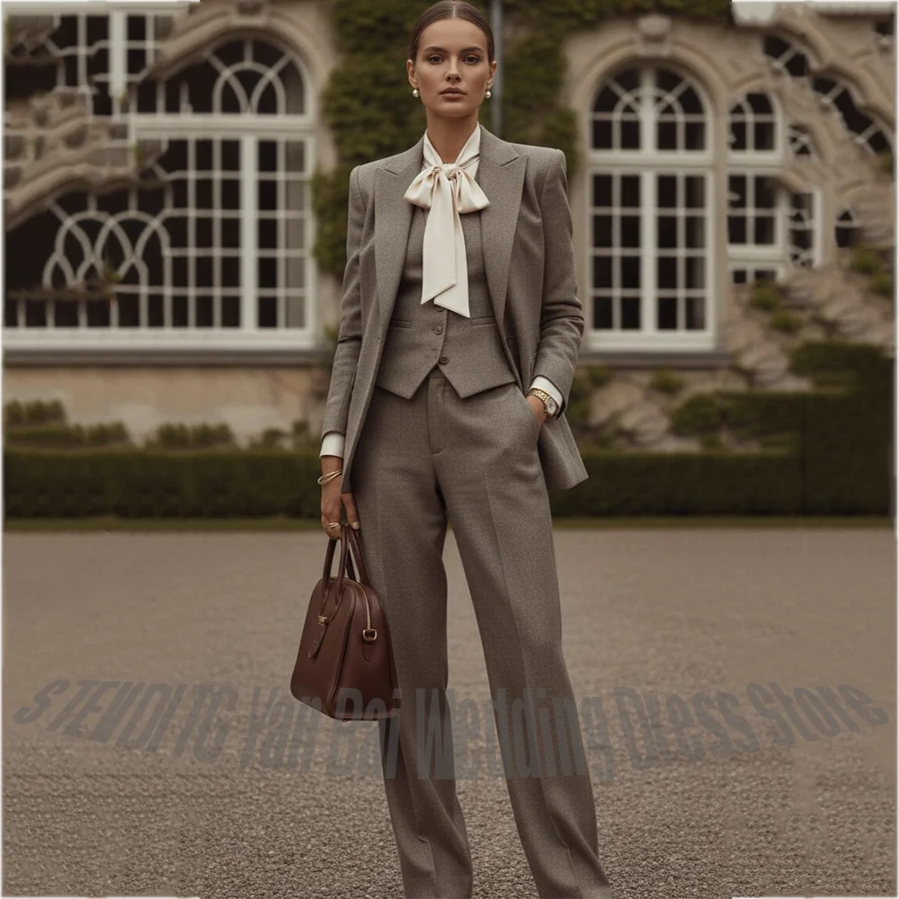 Women's 3 Piece Tailored Suit Peaked Lapel Blazer Matching Vest Pants Elegant Formal Business Office Outfit Professional Modern
Women's 3 Piece Tailored Suit Peaked Lapel Blazer Matching Vest Pants Elegant Formal Business Office Outfit Professional Modern