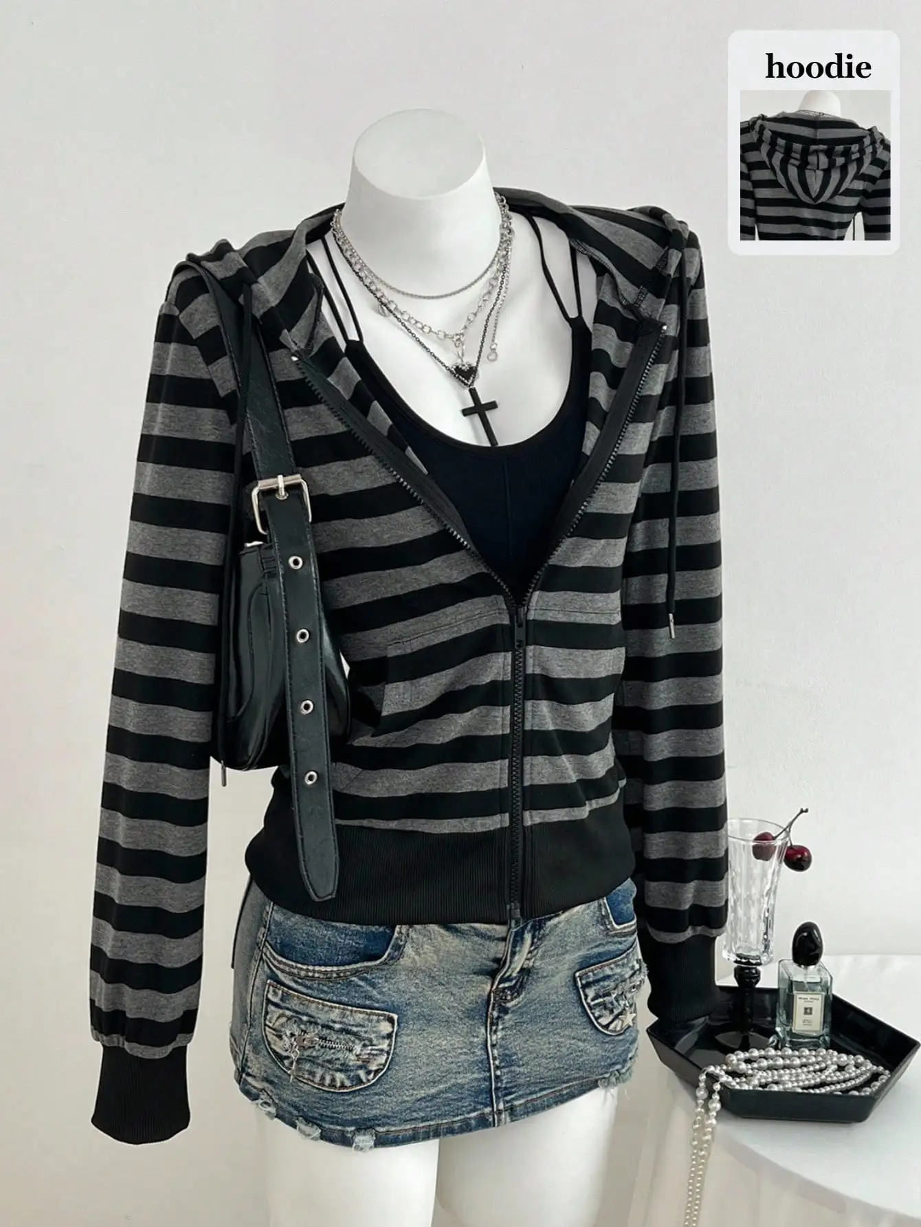 Black & Gray Striped Zip-Up Hoodie for Women, Loose Fit, Casual Streetwear, Autumn Winter
Black & Gray Striped Zip-Up Hoodie for Women, Loose Fit, Casual Streetwear, Autumn Winter