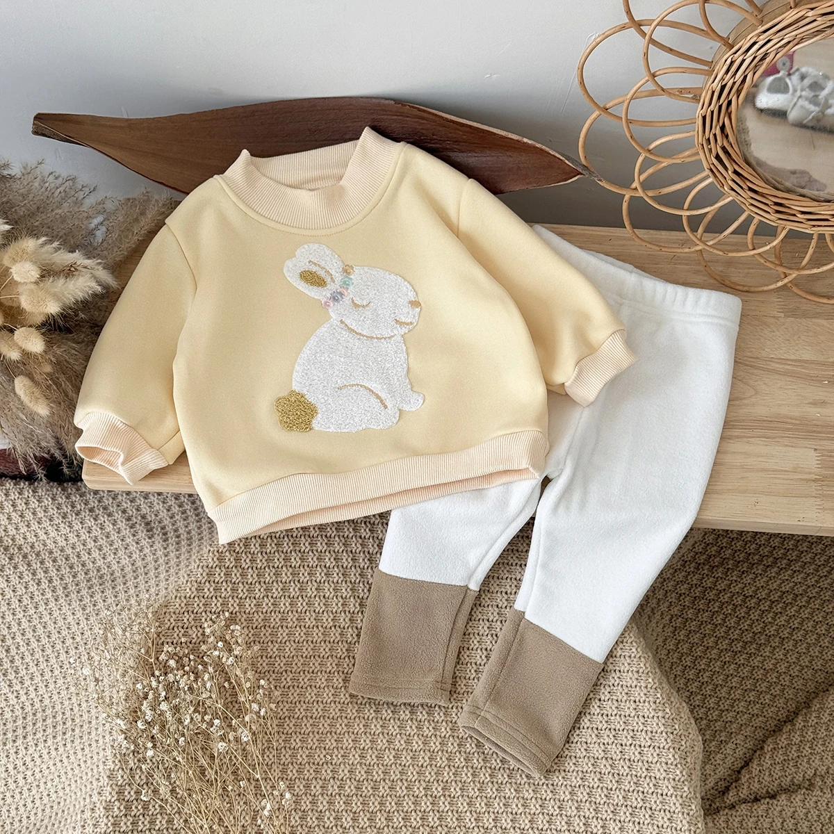 Winter Two-Piece Baby Girl Sports Leisure Comfortable Rabbit Embroidery Plush-lined Top Color Blocked Pants Suit
Winter Two-Piece Baby Girl Sports Leisure Comfortable Rabbit Embroidery Plush-lined Top Color Blocked Pants Suit