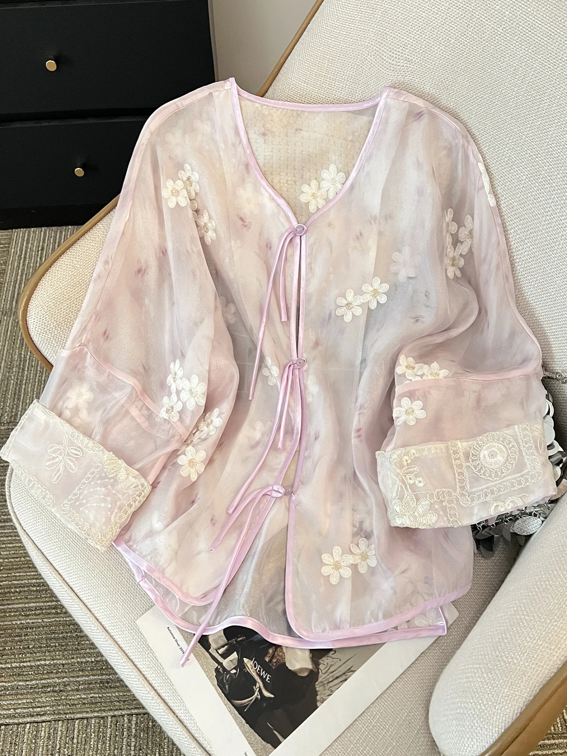 Новая китайская летняя легкая прохладная блузка из органзы с вышивкой и бахромой, V-образный вырез, прямой крой, полиэстер
Новая китайская летняя легкая прохладная блузка из органзы с вышивкой и бахромой, V-образный вырез, прямой крой, полиэстер