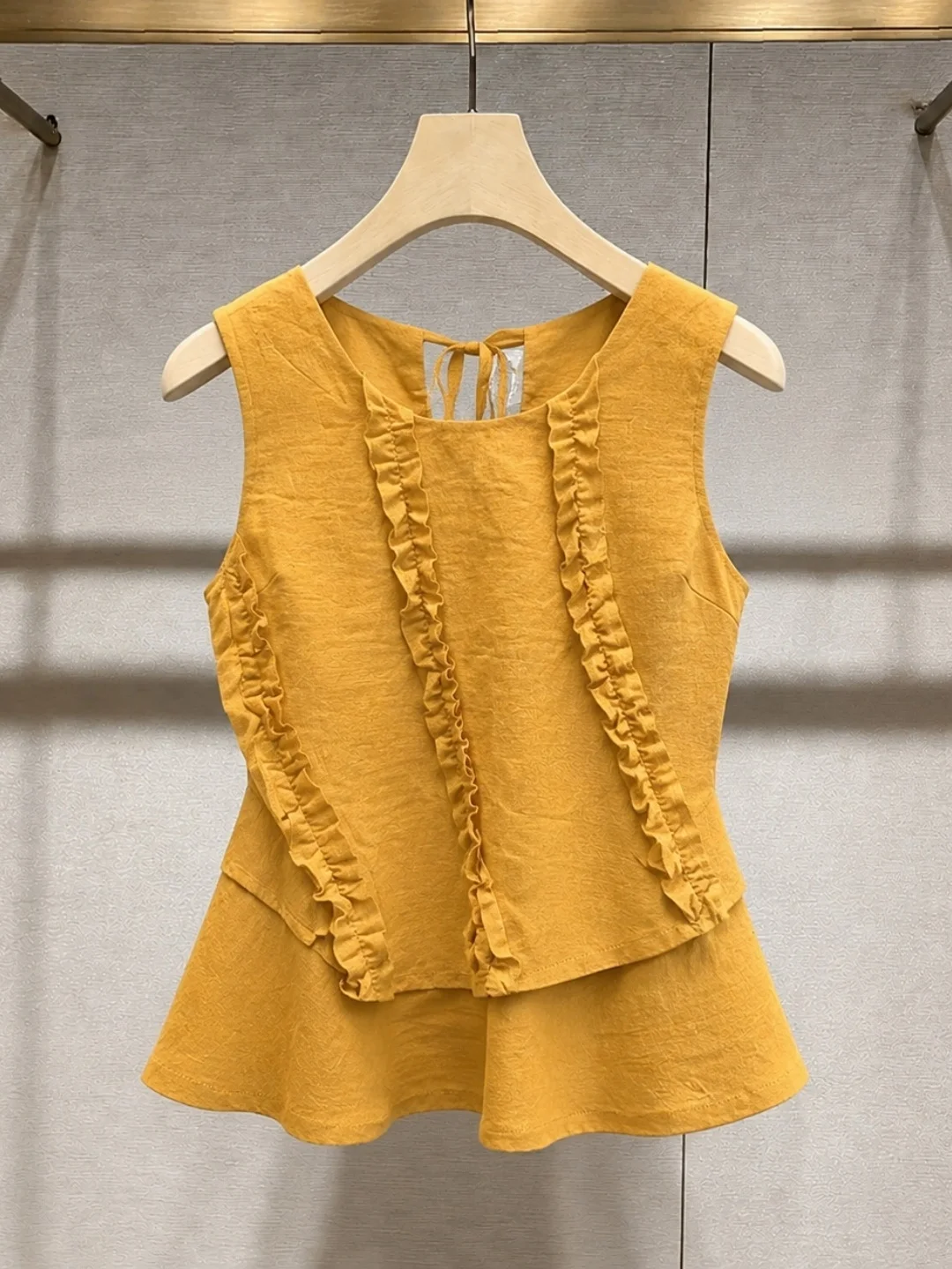 Korean Style Elegant round Neck Sleeveless Vest Wooden Beautiful Summer Shirt Stylish Fashionable Straight Cut Inner Wear
Korean Style Elegant round Neck Sleeveless Vest Wooden Beautiful Summer Shirt Stylish Fashionable Straight Cut Inner Wear