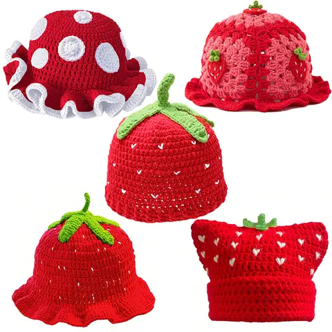 Cappello da pescatore a forma di fragola rosso cartone animato da donna, cappello lavorato a maglia carino con volant all'uncinetto a mano e scavato in stile bohémien